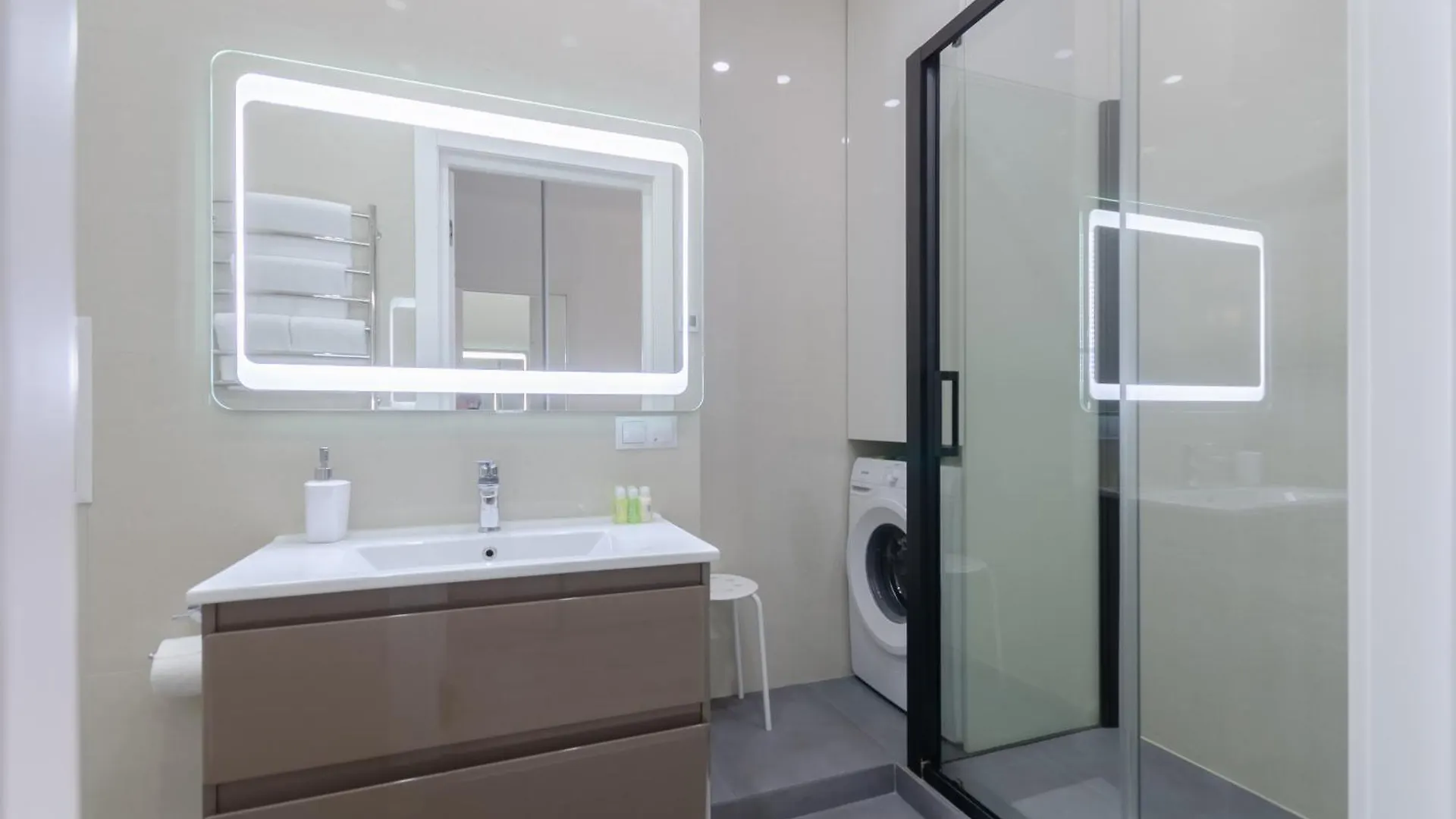 Petrovdom Apartments 21-285 In Central Park, 7 John Mccain Street Kyjev